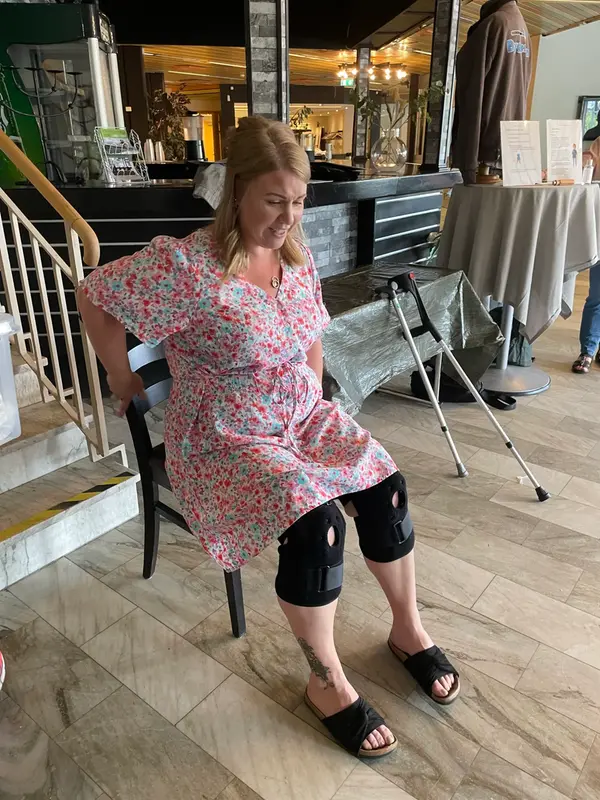 Kvinna testar att ha en funktionsvariation i empativerkstaden.