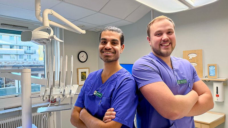 Oscar och William står sida vid sida med armarna i kors och ler i behandlingsrummet