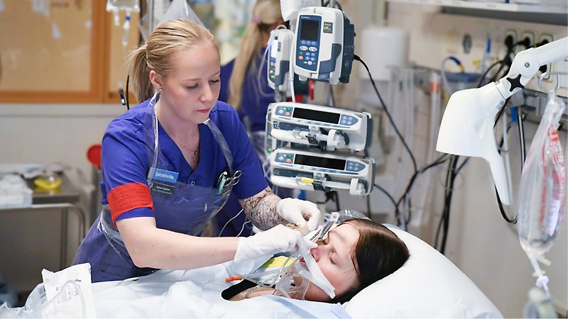 Intensivvårdsavdelning tar hand om kemskadade patient.