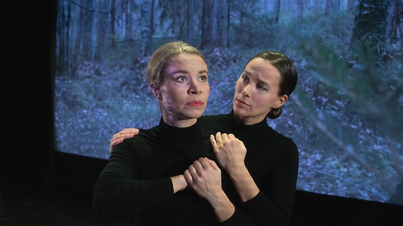 Två kvinnor i en dansföreställning.