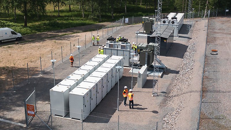 Stora inhägnade plåtskåp.